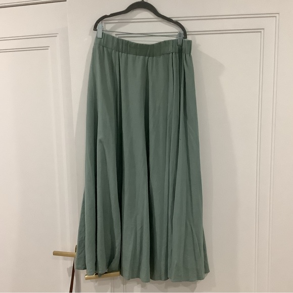 Point Collection Green Maxi Skirt - Picture 2 of 3